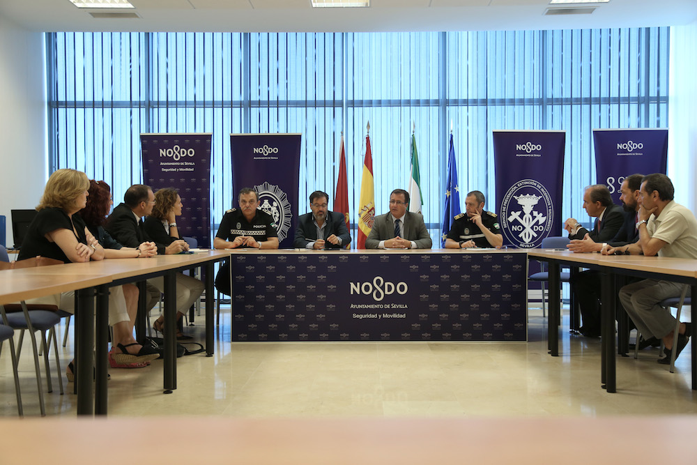 El Ayuntamiento de Sevilla se compromete a intensificar la lucha contra el comercio ilícito de tabaco
