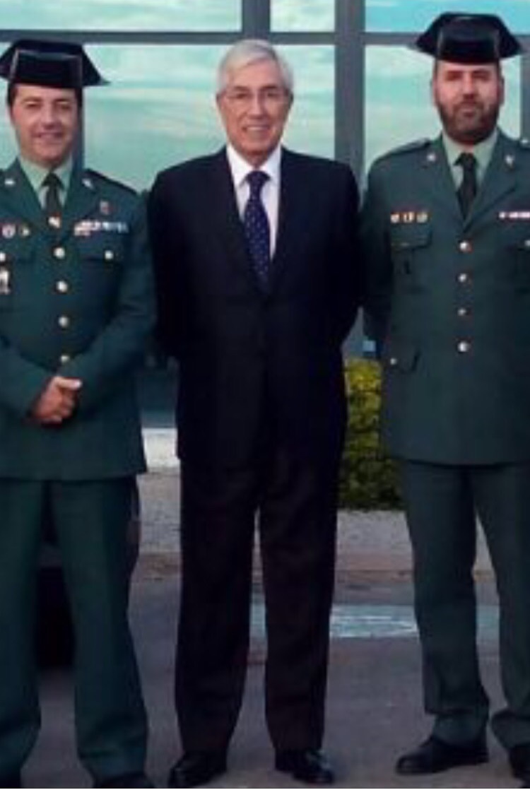 El presidente de Cetarsa posa con miembros de la Guardia Civil