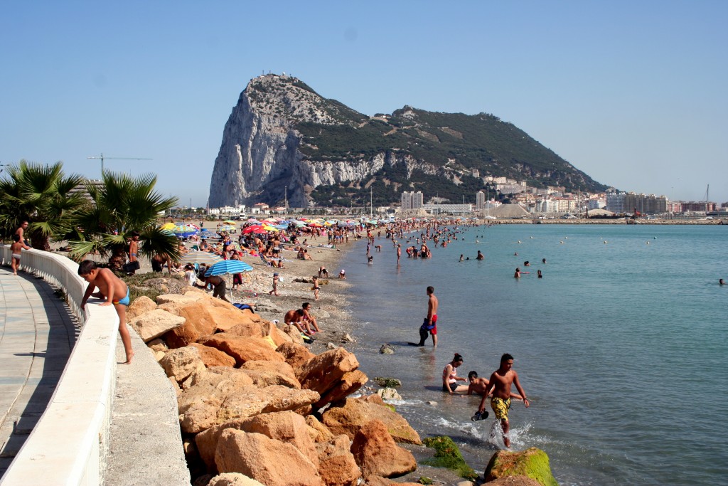 Gibraltar refuerza la valla en la playa de Poniente