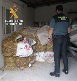 Intervenidos 620 kilos de hoja de tabaco de contrabando en una furgoneta