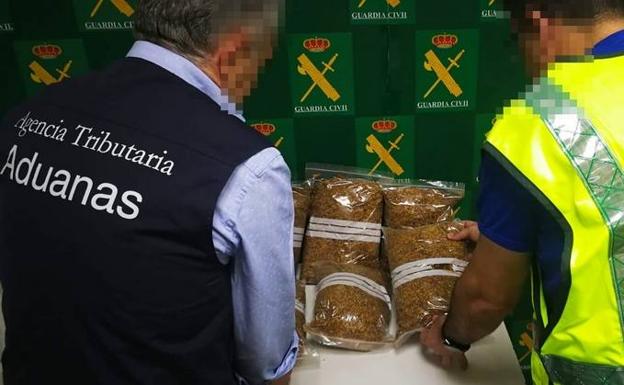 Dos detenidos por comercializar ilegalmente 1.600 kilos de hoja de tabaco picado