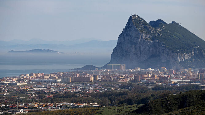 Gibraltar subirá el precio del tabaco para reducir el contrabando