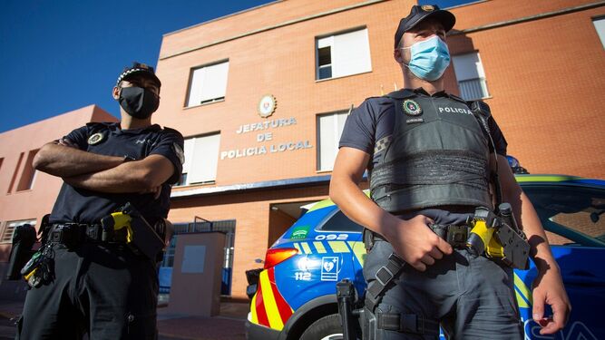 La Policía de Castilleja recibe el reconocimiento de sus estanqueros en la lucha frente al contrabando de tabaco